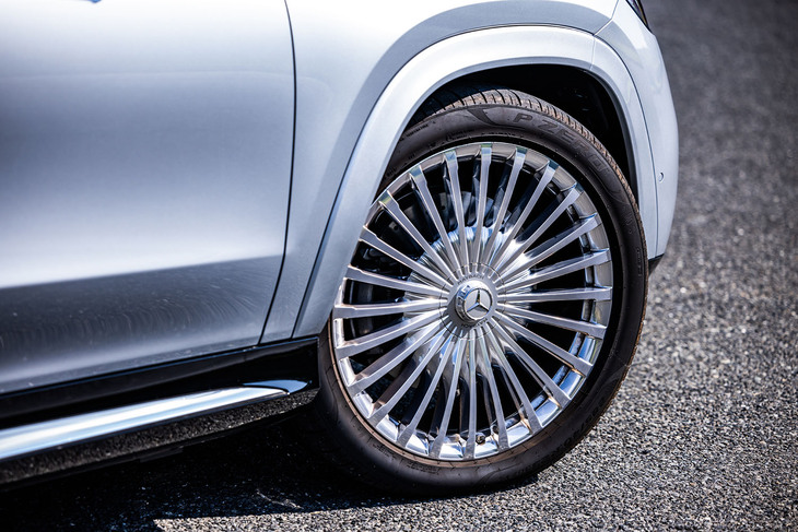 今回の試乗車では鍛造の「23インチマイバッハアルミホイール(R65)」に、フロント:285/40R23、リア:325/35R23サイズの「ピレリPゼロ」タイヤが組み合わされていた。