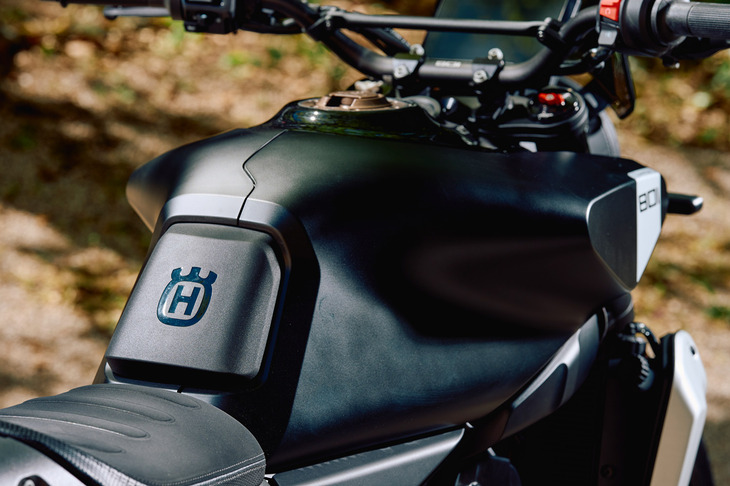 他の「ヴィットピレン/スヴァルトピレン」のモデルとも共通する、ユニークな形状のタンクカバー。燃料タンクの容量は14リッターだ。