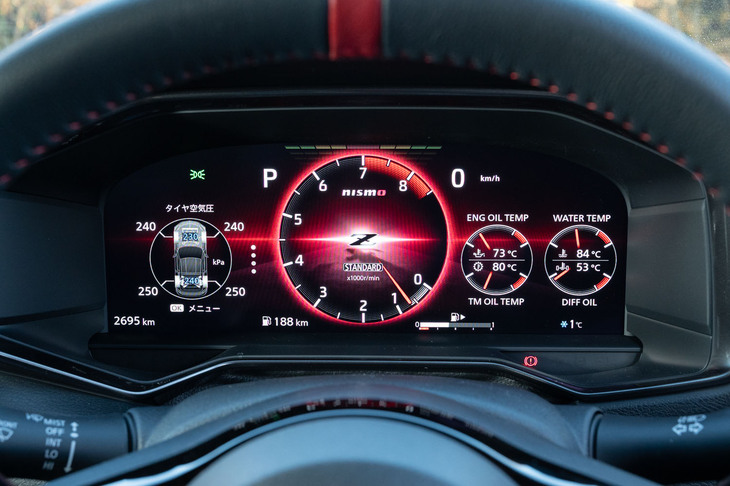 液晶メーターのサイズは12.3インチ。「スポーツ」「スポーツ+」モードにすると右側が油温計(エンジン、トランスミッション、デフ)と水温計の固定表示になる。