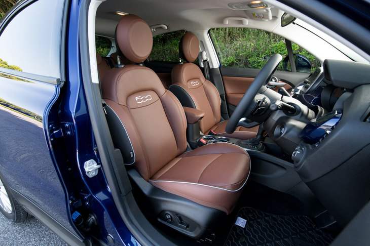 今回の試乗車は上級グレードの「500Xクロス」。標準装備されるシートの色は、ブラックとブラウン(写真)の2色から選択可能だ。