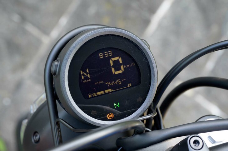 シンプルな丸型の反転液晶メーター。表示内容は簡素だが、レイアウトは見やすく取り付け位置も適切で、正直これで困るということはなかった。