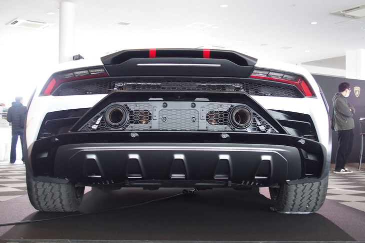「ウラカンEVO」をベースに車高を44mmアップ。車体前後・左右にアンダーガードが備わる。