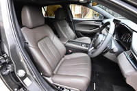 理想の姿勢を維持できるよう、サポート性や支持性を改善すべく素材や形状が一新されたシート。このシートの技術についても、人間中心の思想を突き詰めたマツダの次世代車両構造技術「SKYACTIV-VEHICLE ARCHITECTURE」の要素のひとつとなっている。