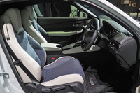 「ブルー×ホワイト」をメインカラーとする新型「プレリュード」のインテリア。和紙のような温かみを感じさせるアイボリーの表皮が採用される。