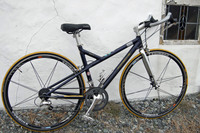 筆者のマイポルシェ。99年式「ポルシェ・バイクR」。わかる人には、「自転車のナローポルシェ」と説明する。ただし、ハンドルもギアもホイールもサドルもイジってあり、“オリジナル”という意味では見る影もない。