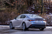 「IS300h“バージョンL”」のボディーサイズは全長×全幅×全高=4710×1840×1440mm、ホイールベースは2800mm。車重は1700kgと発表されている。