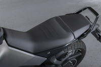 シート高のダウンは、リアサスペンションの取り付け位置をシート下から車体の右脇に移すなど、設計を完全に見直すことで実現したもの。シート自体のサイズも拡大しており、快適性が大幅に増した。