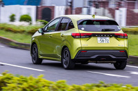 5ナンバーの分類要件は、ボディーサイズとエンジン排気量のふたつ。全長が4700mm以下、全幅が1700mm以下、全高が2000mm以下で排気量が2000cc以下の車両が5ナンバー車で、これら要件のいずれかひとつでも超えると3ナンバー車となる。写真は「日産ノートX FOUR」の走行シーン。