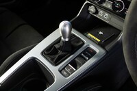 開発者が徹底的に操作フィールにこだわったという涙滴型のシフトノブと、質感の高いアルミ製のセンターコンソール。「レーシングブラックパッケージ」では、携帯端末用のワイヤレスチャージャーが標準で装備される。