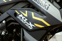 かつては「ヤマハWR250X」「ホンダCRF250M」なども存在した国産モタードだが、今日では「カワサキKLX230SM」が存在するのみとなっている。