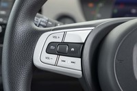 2本スポークステアリングホイールの左側スポークには、オーディオの操作スイッチが並ぶ。