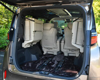 ラゲッジスペースはサードシートをスライドさせたり、跳ね上げたりすることで拡張が可能。「エグゼクティブラウンジ」なら、荷室側からもセカンドシートの電動スライド/リクライニング機構を操作できる。(写真:峰 昌宏)