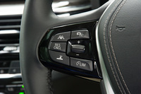 前走車追従クルーズコントロールの操作スイッチ。「5シリーズ」のADASは、センサーにステレオカメラとレーダーを併用するシステムをとっている。