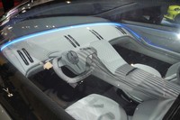 インテリアは、高級ヨットからインスピレーションを得たという。乗員を包み込むようなラップアラウンドデザインが採用されている。