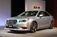 2014年10月の発表会より、6代目「スバル・レガシィ」のセダン「B4」。清水氏いわく、「レガシィはこの代からグンとかっこよくなった」とのこと。