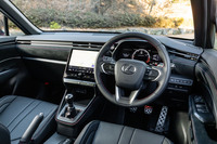 ダッシュボードのイメージは小さな高級車を目指した「LBX」の雰囲気そのまま。スエード調素材を大きく使うなどさすがの質感だ。