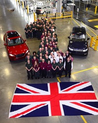 英国の老舗ブランド同士がひとつになったジャガー・ランドローバー。写真は平成29年(2017年)2月、英国ナンバーワンの自動車メーカーとなったことを記念して撮影されたもの。