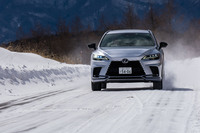 「DIRECT4」はリアモーターの大トルクをハンドリングやスタビリティーにも生かすところが並の電動4WDとは異なる点だ。