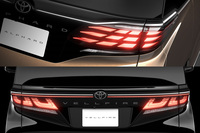 フロントまわりやアルミホイールに加え、リアコンビランプのデザインも「アルファード」(上)と「ヴェルファイア」(下)で異なる。