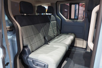 「PV5パッセンジャー」のリアシート。背もたれには60:40の分割可倒機構が組み込まれてる。