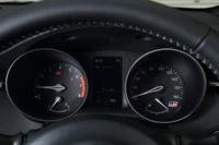 メーターパネルも“GRスポーツ”専用デザイン。速度計の盤面に「GR」ロゴがあしらわれるほか、標準モデルよりもエンジン回転計のレッドゾーンが強調されたものとされている。