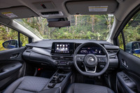 インテリアでは、ステアリングホイールやセンターコンソールのアームレスト、ドアのインナーパネルなどに施されたブルーのステッチ、ブラックレザレットのシート地、ダークウッド調のダッシュボードフィニッシャーなどでベースモデルと差異化されている。