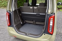 フロアボードを上げた状態(写真)では、重い荷物や背の高い荷物の積み込みが容易になる。荷室の開口部下端は先代よりも大幅に低められ、現行型「N-BOX」と同等に。