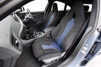 セットオプション「Mスポーツプラスパッケージ」を選択した試乗車には、アルカンターラをあしらった「Mスポーツシート」が装着される。