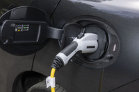 PHEVの「E-PACE」と「F-PACE」には、いずれも左リアフェンダーに200Vの普通充電に対応する外部充電口が備わる。7kWの充電器を使用した場合、前者は0%から80%までの充電を最短1時間14分で、後者は同最短1時間40分で行える。