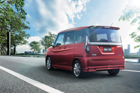 「デリカD:2カスタム」では、モノトーン4色と2トーン4種類の全8種類から外装色を選択できる。