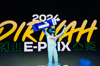 ディルイーヤで行われた第2戦を制したのは、3番グリッドからスタートしたアンドレッティ・フォーミュラEチームのジェイク・デニスだった。デニスは2023年のシーズン9を制したチャンピオンドライバーである。