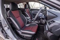 フロントシートには、8ウェイの電動調整機構が備わる。シート表皮はファブリックとトリコットのコンビネーションで、ブラックをベースにセンター部分にレッド、サイドにライトグレーを配置。レッドのステッチも目を引く。