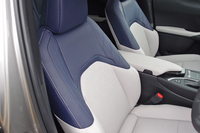 シートの表皮には、日本伝統の刺し子をモチーフとしたキルティングが用いられている。