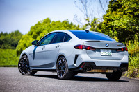 リアウィンドウが大きく傾斜したクーペライクなフォルムは、初代「2シリーズ グランクーペ」から受け継がれたもの。スポーティーなデザインのリアディフューザーも目を引くポイントだ。