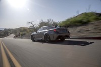 「トラックエディション」というスパルタンなネーミングながら、車高は標準仕様の「RC F」と変わらず、後席もそのまま装備される。日常性を犠牲にしていないのも、同モデルの特徴といえそうだ。