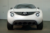 「夜間ステージを走るラリー車」をイメージしたという、カザーナのフロントデザイン。