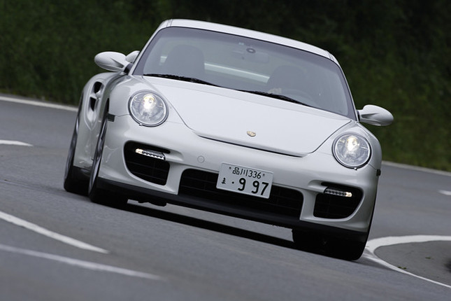 【スペック】GT2:全長×全幅×全高=4470×1850×1285mm/ホイールベース=2350mm/車重=1480kg/駆動方式=RR/3.6リッター水平対向6DOHC24バルブターボ・インタークーラー付き(530ps/6500rpm、69.3kgm/2200-4500rpm)/価格=2642万円(テスト車=2648万6000円/クレストエンボスヘッドレスト=3万4000円/フットレスト3万2000円)