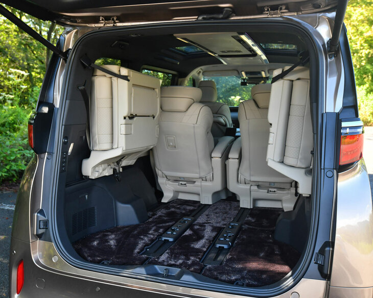 ラゲッジスペースはサードシートをスライドさせたり、跳ね上げたりすることで拡張が可能。「エグゼクティブラウンジ」なら、荷室側からもセカンドシートの電動スライド/リクライニング機構を操作できる。(写真:峰 昌宏)