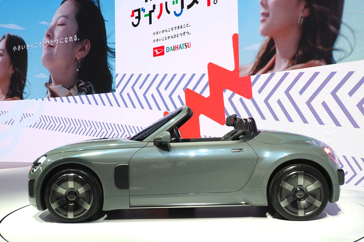 「K-OPEN」は、内燃エンジンを搭載するFRレイアウトの2シーターモデル。開閉式のメタルトップが採用される。