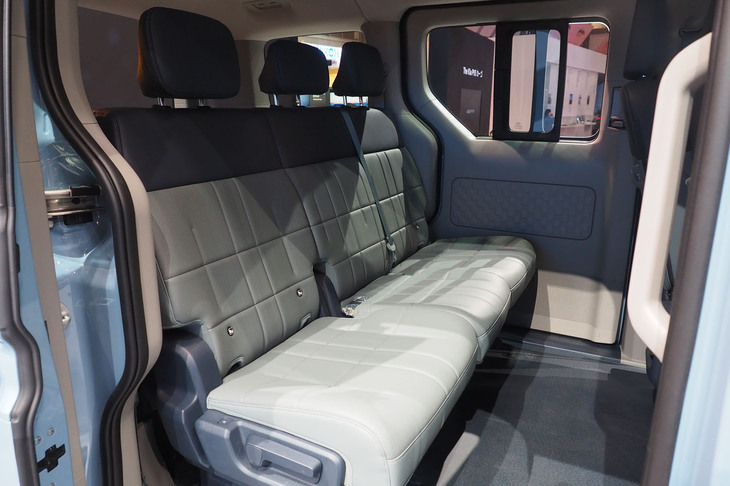 「PV5パッセンジャー」のリアシート。背もたれには60:40の分割可倒機構が組み込まれてる。
