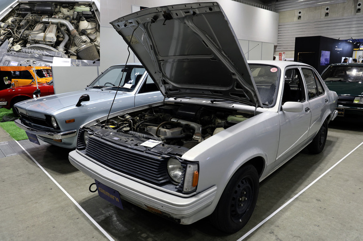 いすゞスポーツが展示した2台の初代「ジェミニ セダン」。左は1974年に登場した通称“逆スラント”の「1600LD」、右は1979年に追加された1.8リッター直4 DOHCエンジンを積んだ「ZZ(ダブルズィー)」のバーンファウンドものとのこと。ZZもオリジナルはフェンダーミラーだが、この個体は「オペル・カデットGT/E」用のドアミラーを付けている。現役だったころ、カデット用パーツを装着するのがはやったのだ。