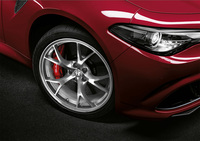 「アルファ・ロメオ・ジュリア クアドリフォリオ」に左ハンドル仕様が登場の画像