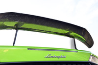 リアウイングを下から見ると、下面に空気を排出するスリットが一列に並べられているのがわかる。