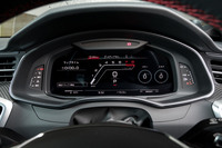 アウディが先鞭をつけた液晶式メーターの「アウディバーチャルコックピット」にはセンターにタコメーターとスピードメーターを表示する「RS」モデル専用表示モードが備わっている