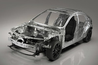 新型「マツダ3」の車両骨格。上下、左右、前後の多方向的な環状構造を取り入れることで、4輪対角剛性が向上し、遅れなく力が伝達するようになったという。