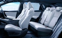前後シート間距離は1000mm。室内の広さもセリングポイントのひとつとされている。