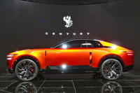 「センチュリー クーペ」のサイドビュー。巨大なタイヤに肉厚なボディー、薄くコンパクトなガラスエリアが特徴で、クーペとSUVを融合させたような意匠となっている。