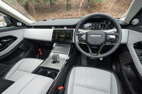 シンプルを極めたインテリアはレンジローバーの名にふさわしい精緻な仕立て。この眺めだけならより上級の「ヴェラール」とほとんど見分けがつかない。