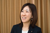 <小杉好香さんプロフィール> 2005年入社。商品企画本部で2代目「アルト ラパン」や初代「ハスラー」の特別仕様車などの開発に従事。2015年に「スペーシア」の企画担当となり、「スペーシア カスタムZ」(2016年)、「スペーシア ギア」(2018年)を立ち上げた。新型スペーシアでは、商品コンセプト、仕様・装備、用品アクセサリーの企画立案を担当。