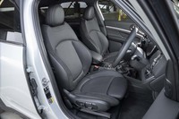 シートは「カーボンブラック」のファブリックが標準でレザーシートはオプション。試乗車のブラックのほか、「サテライトグレー」と「モルトブラウン」も選べる。